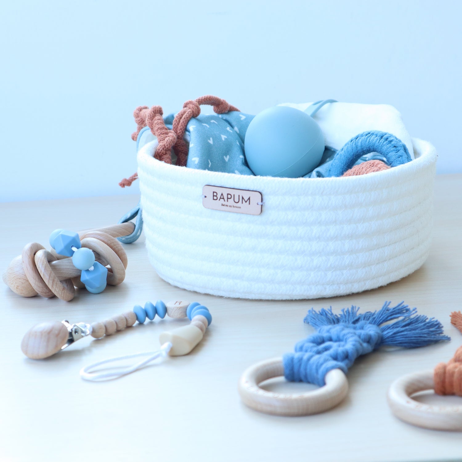 Cesta nacimiento, chupetero personalizado, bolsa maternidad, collar lactancia, cesto de tesoros, regalos maternidad empresa, embarazo, recién nacido, neceser personalizado, sonajero de mimbre, mordedor, mordedor bebe, juguetes bebe